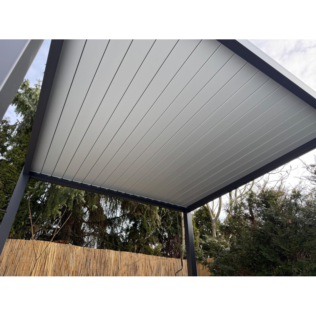 Zbliżenie na jasnoszary dach pergoli Elegance 3x4m