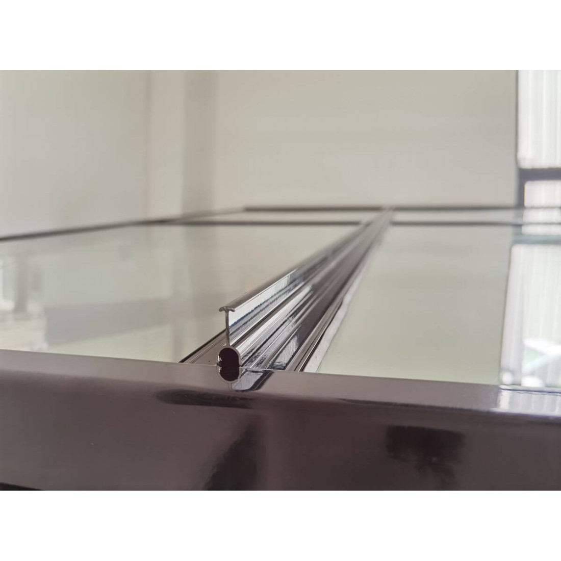 Ogród zimowy SOHO Black 364x290cm PC + Glass - Gutroof, czarna konstrukcja, widok z bliska na tworzywo