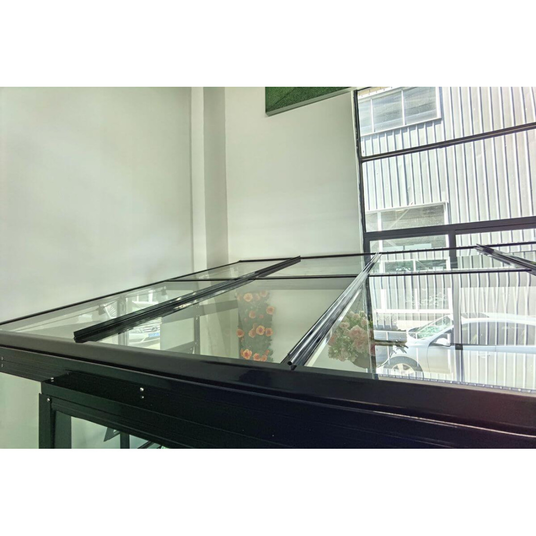 Ogród zimowy SOHO Black 364x290cm PC + Glass - Gutroof, widok na przezroczysty dach ze szkła hartowanego