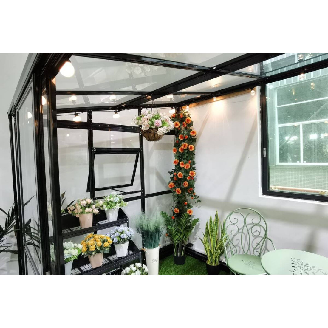 Ogród zimowy SOHO Black 364x290cm PC + Glass - Gutroof, wnętrze, dekoracje, kwiaty, aranżacja w środku 