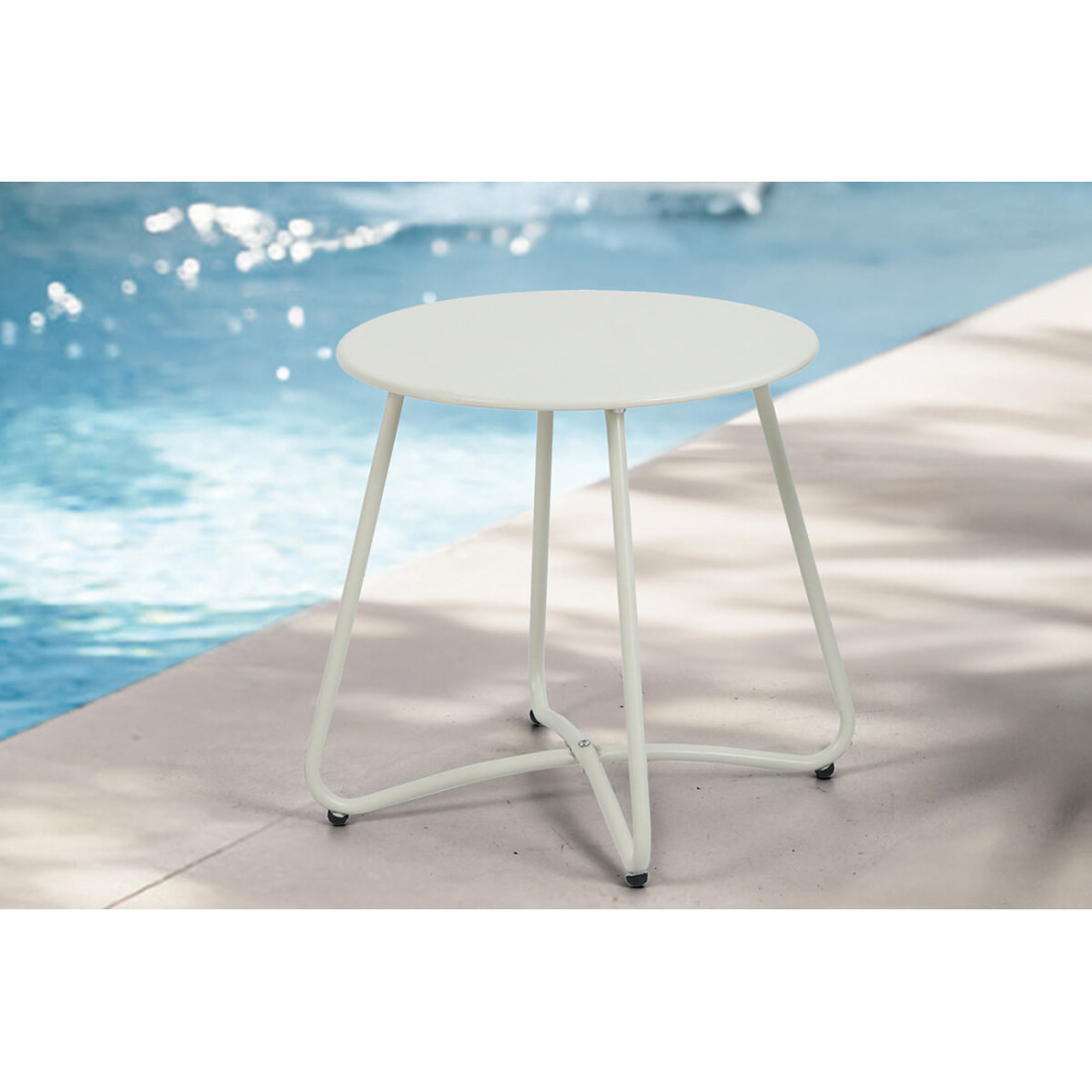 Jasny stolik ART Light Beige Focus Garden umieszony prze basenie