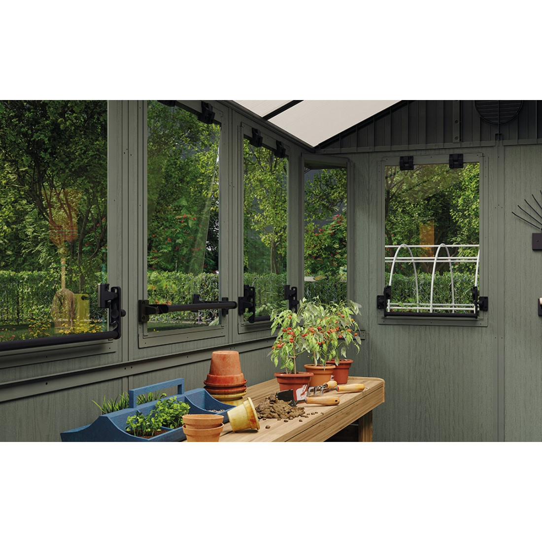 Półka jako wyposażenie wnętrza domku potting shed